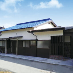 (お引き渡し済み)湯田元町 人気の「吹き抜けと離れのある平屋」 ※フルリノベーション済み中古住宅 3LDK 車3台可 ※自社物件