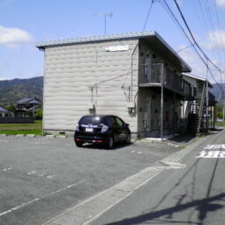 ★家賃1ヶ月無料キャンペーン中！ ■敷金0&礼金0！ ■維新ナインテラスまで徒歩約4分 ■24時間生活見守り駆け付けサービス付き ■生活保護受給者も対応 吉敷ハイツ(2階角部屋) ★共益費に上下水道代含む＆ペット可(ネコも可) ■家電4点付き