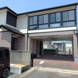 (お引き渡し済み)矢原③ ■建坪52坪(積水ハウス)4LDDKK（広いサンルームインナーバルコニー付き）外階段付きで2世帯住宅や店舗併用住宅としても可能 ■雨に濡れずに出入り出来る屋根付き駐車場3台可能（縦列含む） ■新築同様に再生リフォーム済 ■矢原(大歳校区)高級中古住宅3,300万円  ■オール電化（エコキュート）  ■保健所の水質検査合格済みの地下水(17ｍボーリング済みの天然水)を使用で水道代が不要 ■既存住宅売買瑕疵担保責任保険(5年間)付き