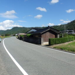 ■仁保中郷中古住宅400万円 ■現況有姿渡し(売主の契約不適合責任免除の特約契約が条件です！) ■平屋2棟(母屋4DK＆離れ2DK) ■道の駅仁保の郷より徒歩約11分