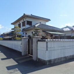 ■228坪の広い敷地に建つ7SDK(64坪)の豪邸です ■築46年ですが職人技が光る建築様式で文化的価値も有る木造住宅です ■ユニクロ近くの利便性の良い立地です ■くつろぎの時間をより豊かにしてくれる大きな和室が3部屋有り、古民家カフェにも利用可能です 